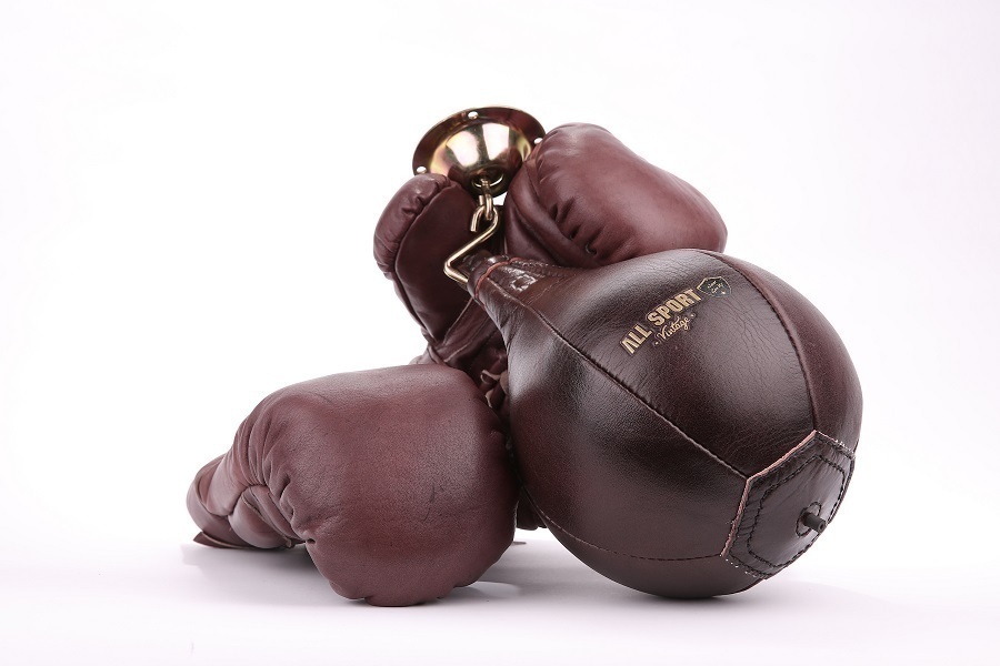 paire de gants de boxe marron vintage en cuir accrochés sur fond noir, Vidéothèque Y compris : activité et contexte - Envato